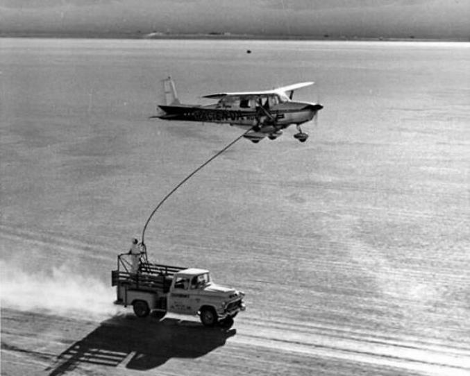 Record du monde du plus long vol effectué par les Américains Robert Timm et John Cook du 4 décembre 1958 au 7 février 1959 (64jours,22h et 19min) à bord d'un Cesna 172.

128 pleins en vols
