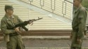 Coup de pied pour décharger une arme