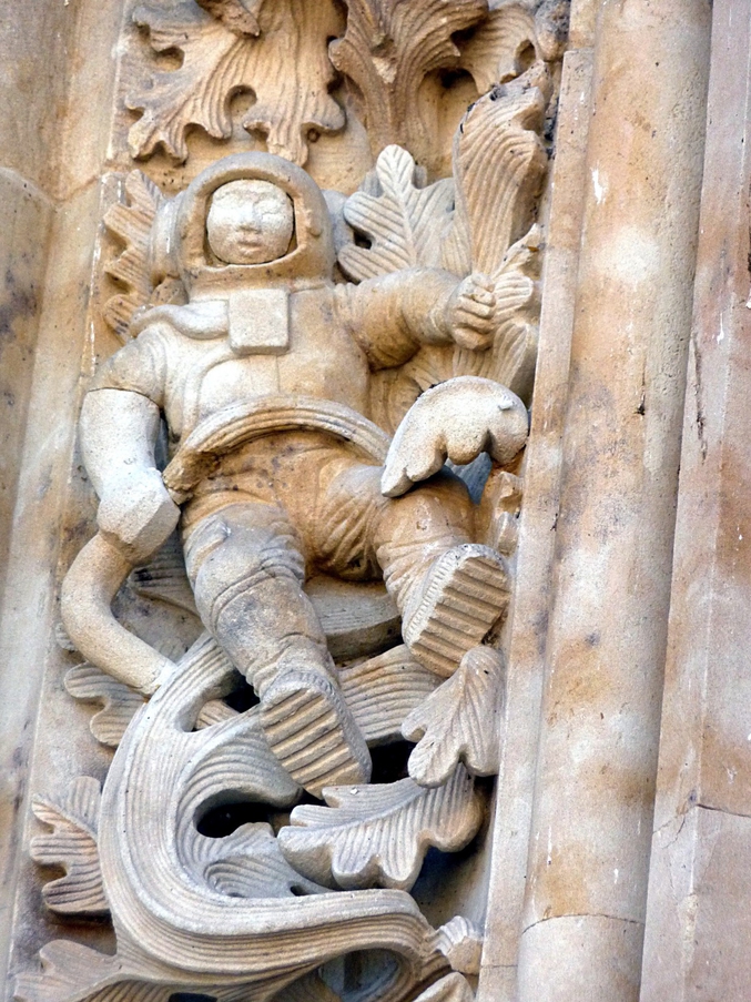 Il s'agit bien d'un astronaute, sculpté par Miguel Romero et Jeronimo Garcia lors de la restauration de la cathédrale en 1992, pour marquer leur œuvre d’un symbole du 20e siècle, à l'instar de ce que firent leurs prédécesseurs qui intégraient des représentations de leur temps dans leur statuaire.

Enfin, ça c'est la version officielle qu'on voudrait bien nous faire croire...