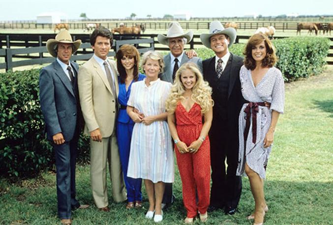 Histoires de familles tous plus ou moins millionnaires avec , de gauche à droite :  Steve Kanaly, Patrick Duffy Victoria Principal, Barbara Bel Geddes, Jim Davis, Charlene Tilton, Larry Hagman, Linda Gray. Les noms des personnages, eux, sont encore dans les mémoires, surtout J.R. et Sue-Ellen...