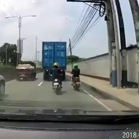 Où le port du casque se révèle utile.