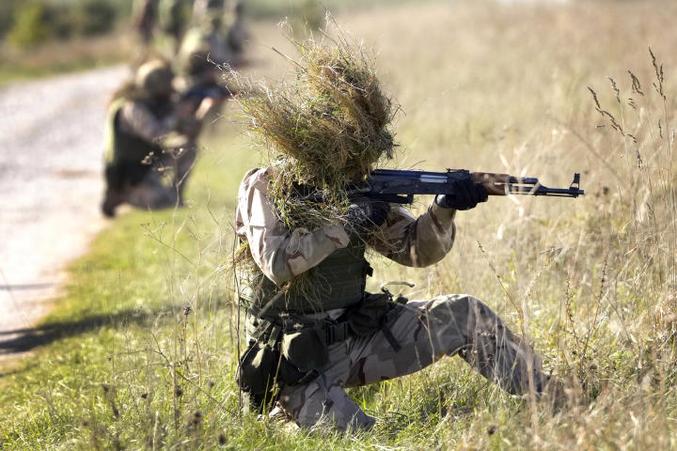 Des recrues ukrainiennes s’entraînent sur une base militaire des forces armées britanniques, dans le sud de l’Angleterre, le 12 octobre 2022. (crédit: KIRSTY WIGGLESWORTH/AP)