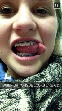 Cette fille en a toujours une dans la bouche !