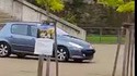 Une femme de 79 ans descend un escalier en voiture