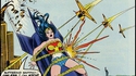 Wonder woman chevauchant un symbole phallique
