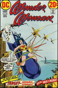 Wonder woman chevauchant un symbole phallique