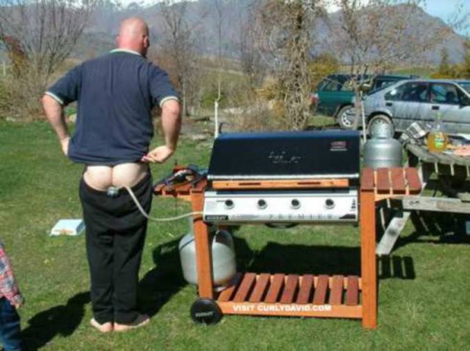 Un homme recharge un barbecue à sa manière.