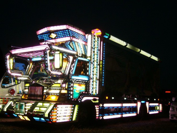 Un camion qui brille la nuit.