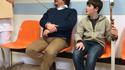 Un moment de complicité entre un père et son fils.