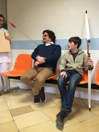 Un moment de complicité entre un père et son fils.