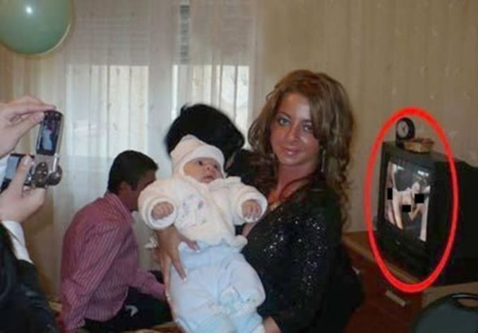 Une photo de famille avec un arrière plan étonnant