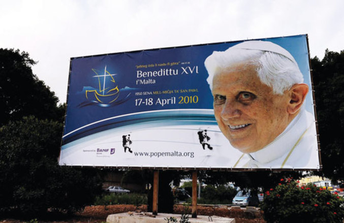 Pour la visite du pape à Malte, quelques affiches ont été arrangées.