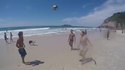 Jeu de ballon sur la plage