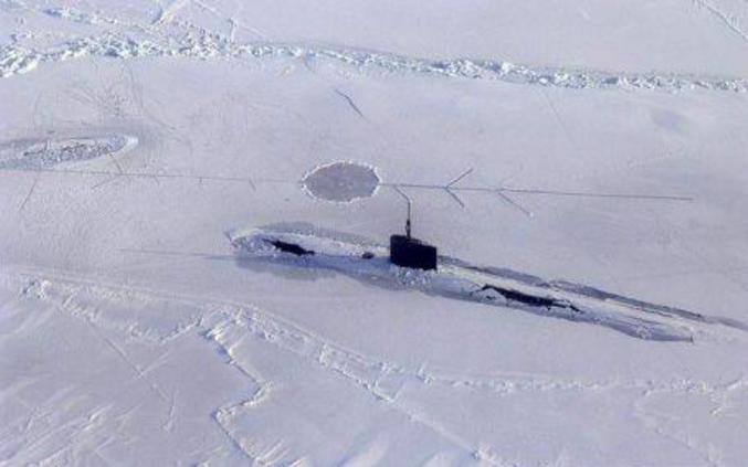 Un sous-marin coincé dans les glaces