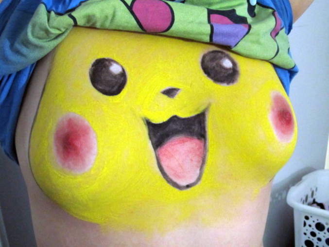 Un pikachu en body-painting