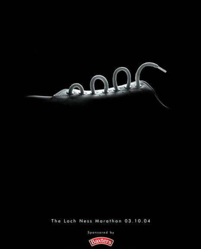 Une publicité pour un marathon où le lacet forme le monstre du Loch ness