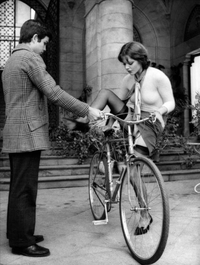 Femme chevauchant un cadre supérieur