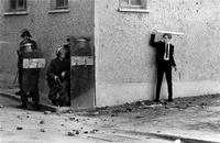 1971, un jeune irlandais et des soldats anglais