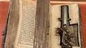 Pistolet inséré dans une Bible