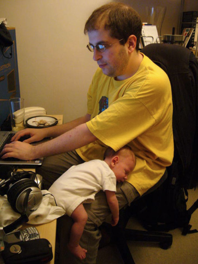Un père qui est accro à son ordinateur