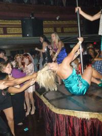 Baston au pole dance