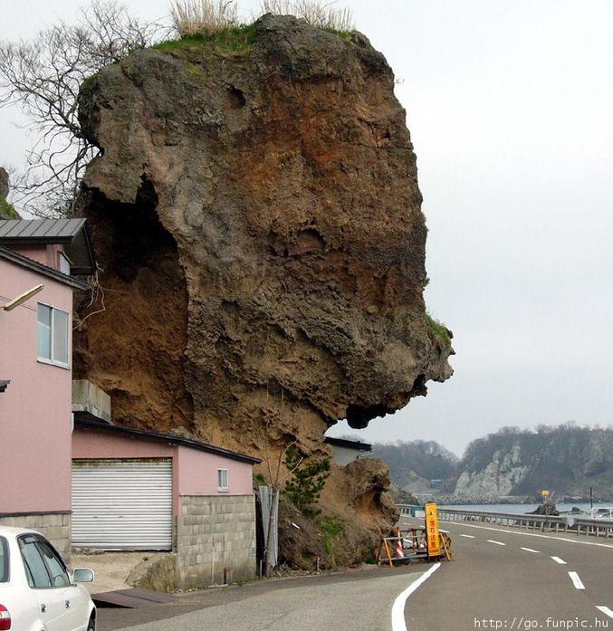 Un gros bloc de terre rocheux.