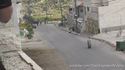 Des soldats israéliens tentent d'arrêter un pneu lancé par des palestiniens