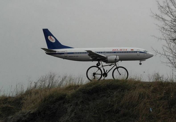 Un avion qui fait du vélo.