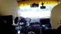 Arrête de critiquer ! Tu veux le volant ? Tiens, prends-le !
