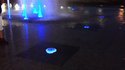 Un frisbee sur une fontaine