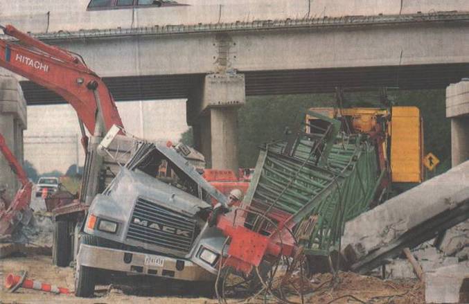 Un accident de camions sous un pont.