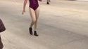 Une fille regarde une parade