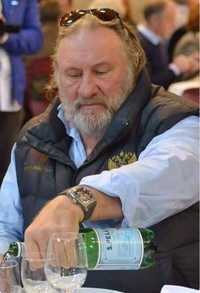 Document exceptionnel : Gégé verse de l'eau dans un verre !!!