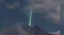 Météorite s'écrasant dans un volcan