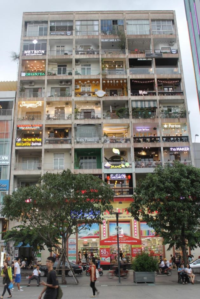 Un immeuble au vietnam où chaque balcon est un resto ou un café.