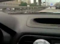 Des russes tentent de passer à pleine vitesse un bouchon dans un tunnel