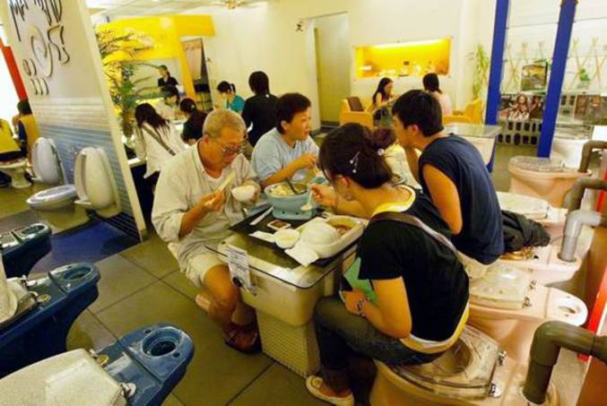 Un restaurant taiwanais propose à ses clients de dîner sur et dans des cuvettes de toilettes.