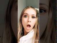 Une fille qui avale par accident