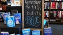 Un livre avec une couverture bleue