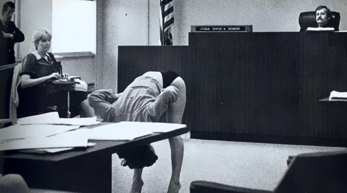 1983, dans le comté de Pinellas, en Floride, un trio de danseuses exotiques est arrêté pour avoir enfreint l’ordonnance du comté contre la nudité publique. Au tribunal, une accusée s’est penchée devant le juge du comté David Demers pour démontrer que les bas qu’elles portaient étaient trop grands pour montrer ce que les détectives de la brigade des mœurs prétendaient qu’ils avaient fait. Le juge a statué en faveur des danseuses et a rejeté toutes les accusations.