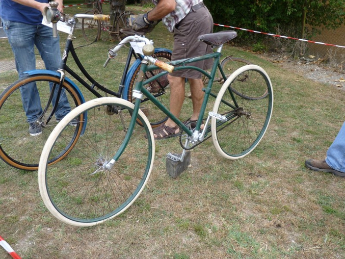 Début 1900, ce vélo de compétions une seule vitesse hein;) avec les 2 fourches en mono-bras ( ben ouais cannondale a un siècle de retard) . Ce vélo a été conçu ainsi pour gagner du temps lors du démontage des roues (derrière c'est l’acatène)