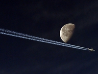 Un avion dans le ciel
