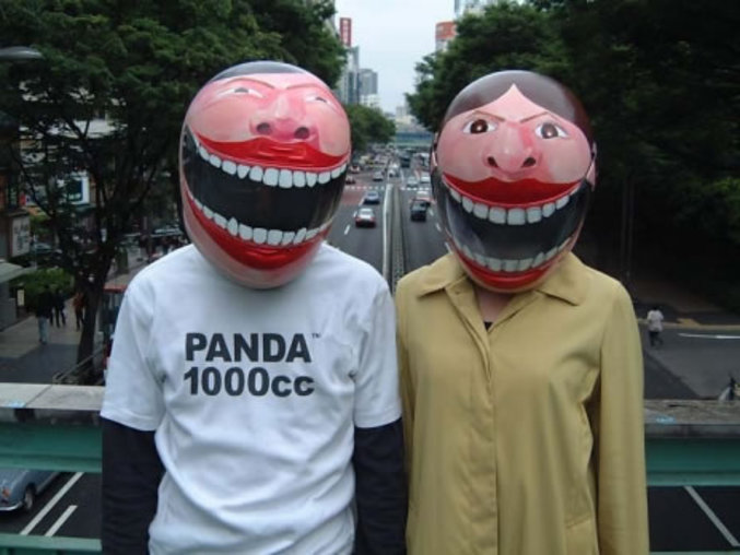 Des masques en forme de visages très souriants