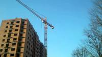 Il tombe d'une grue à Kaliningrad en Russie