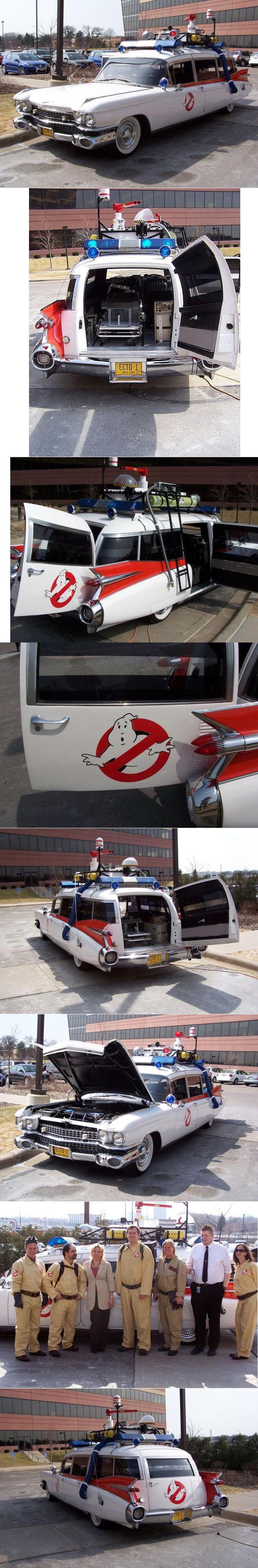 Une reproduction de la voiture de Ghostbusters.