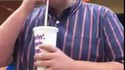 Dubstep avec un gobelet McDonald's 