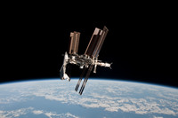 Pendant ce temps, 400 kilomètres au-dessus...