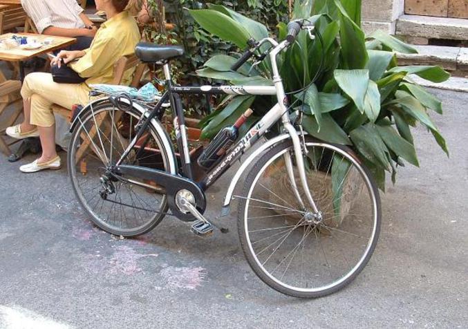 Un vélo qui porte un gourde à la forme particulière