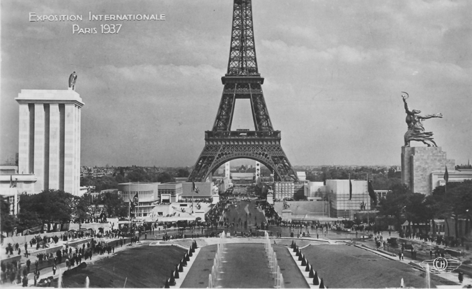 Lors de l'exposition internationale de 1937. On notera une certaine opposition entre les bâtiments de part et d'autre, plutôt hauts en couleur.