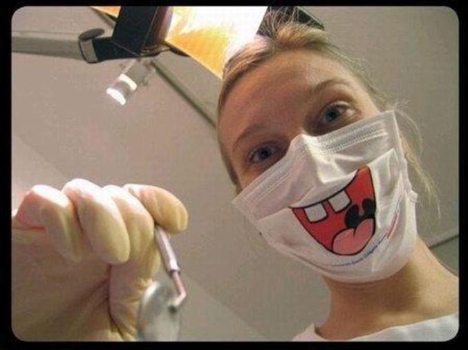 Un masque qui rend son dentiste plus sympathique. Ou pas.